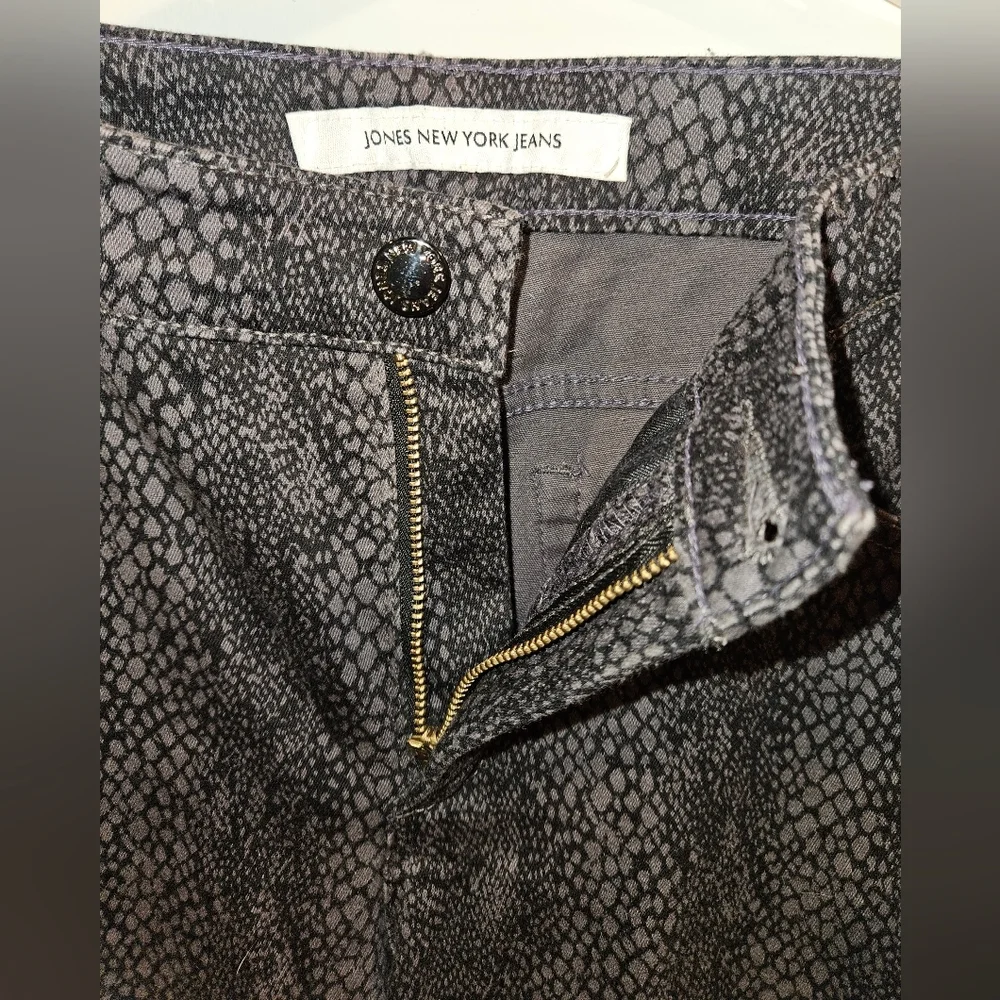 Jones New York Jeans - Black and Gray Snakeskin Look Jeans - size 6 - Picture 4 of 9